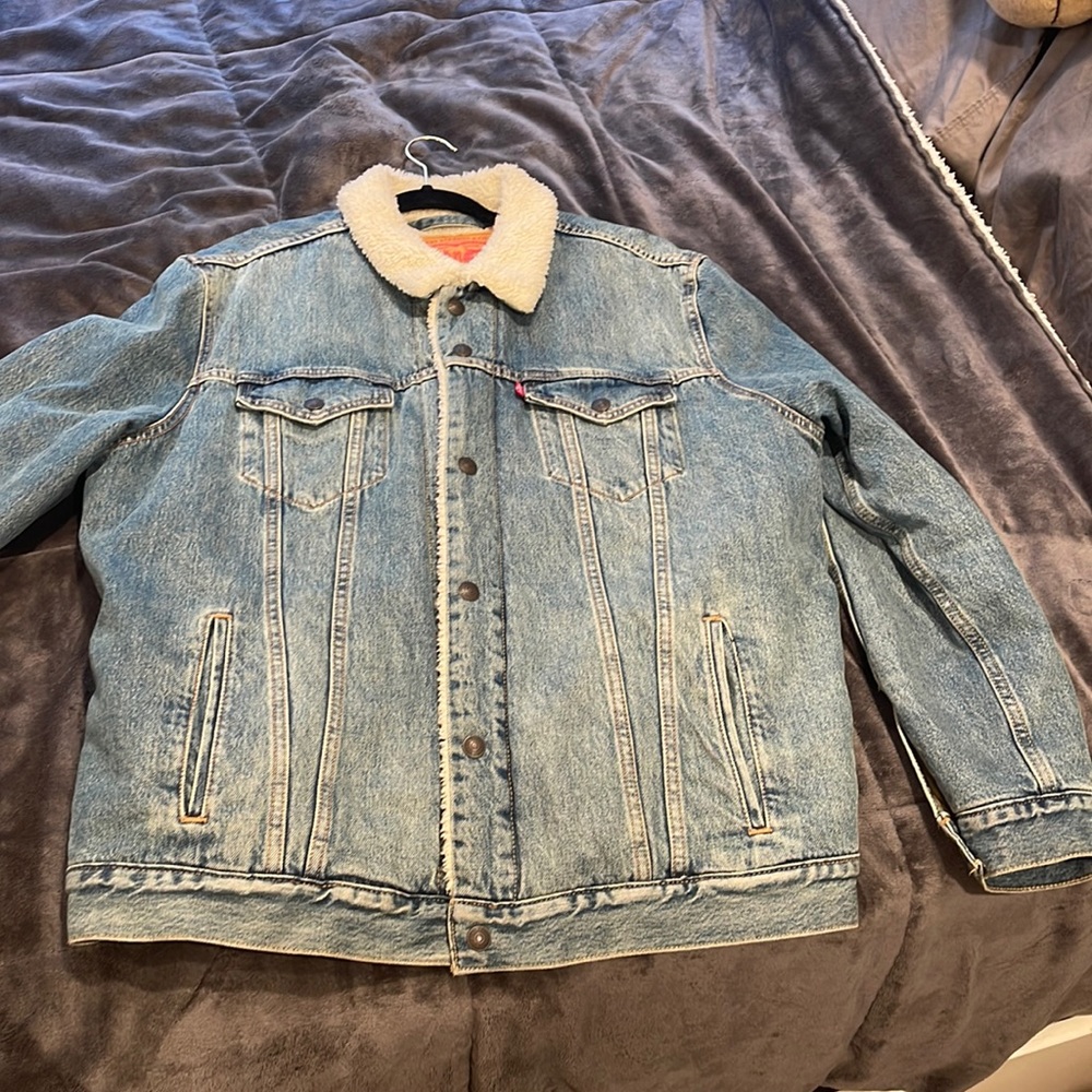 BRAND NEW NEVER WORN Levis Sherpa lined jean jacket